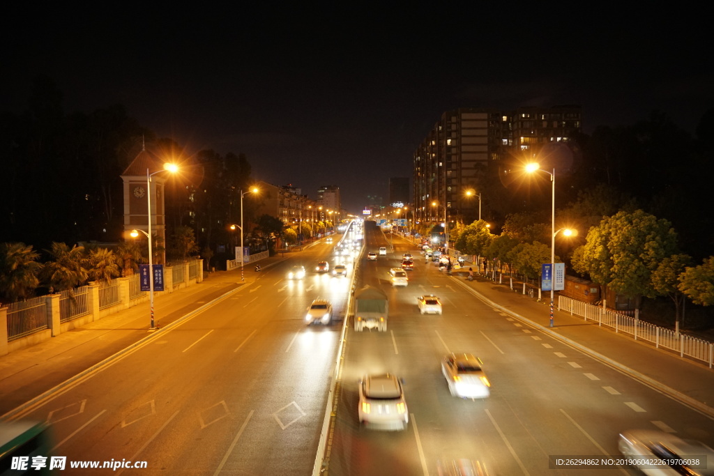 夜晚的马路