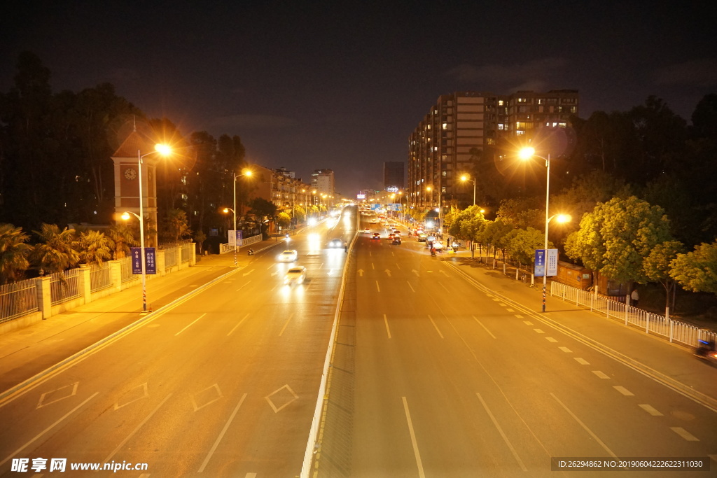 夜晚的马路