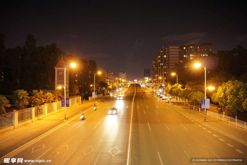 夜晚的马路