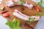 案板上的五花肉