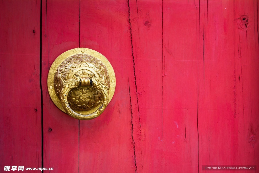 龙形金色铜环红漆大门