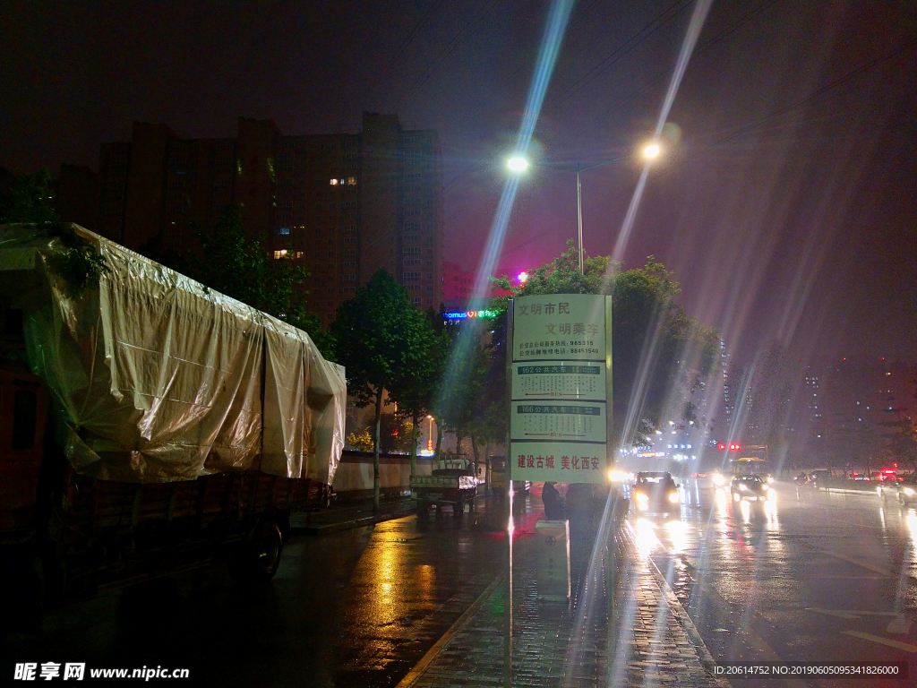 夜色下的城市街道