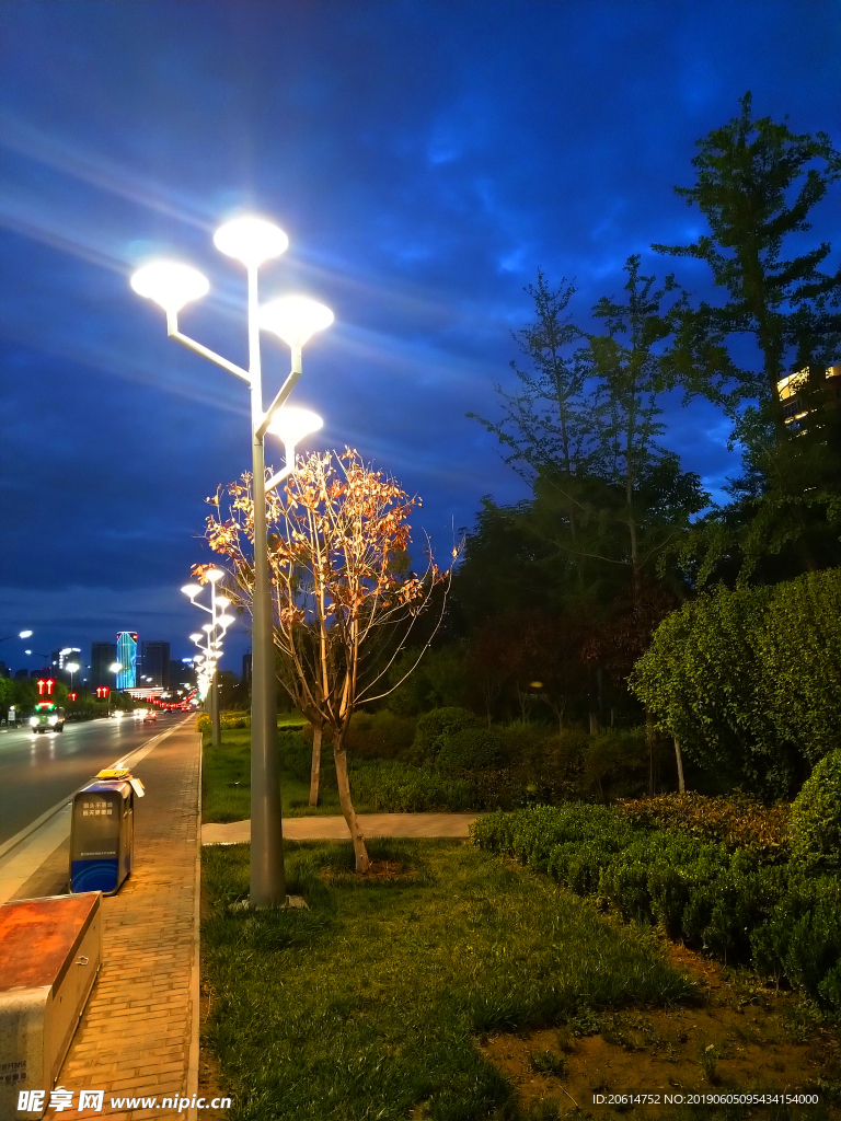 夜色下的城市街道