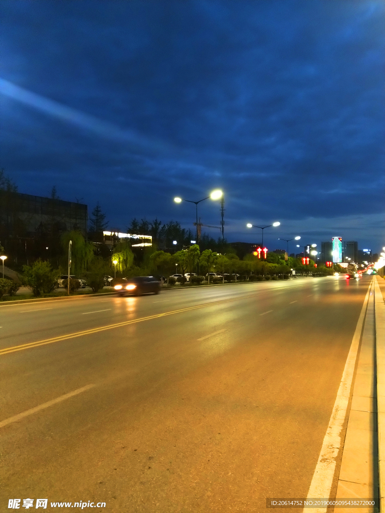 夜色下的城市街道