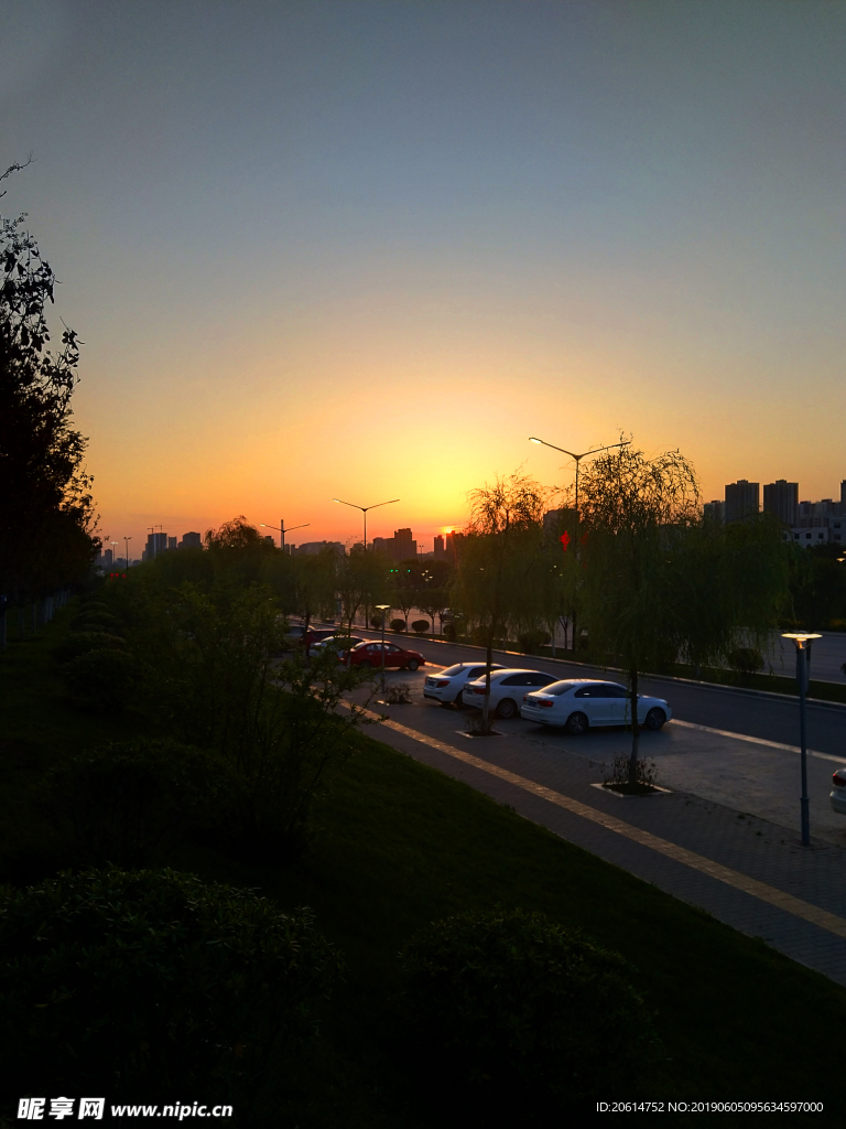 夕阳下的城市风景