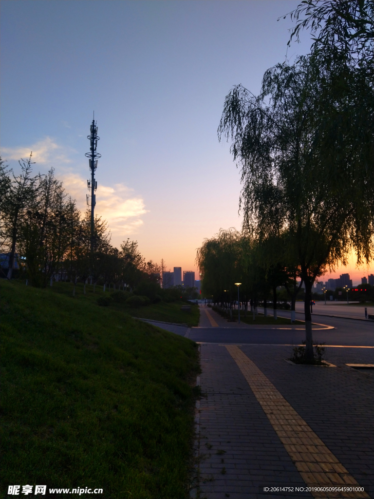 夕阳下的城市风景