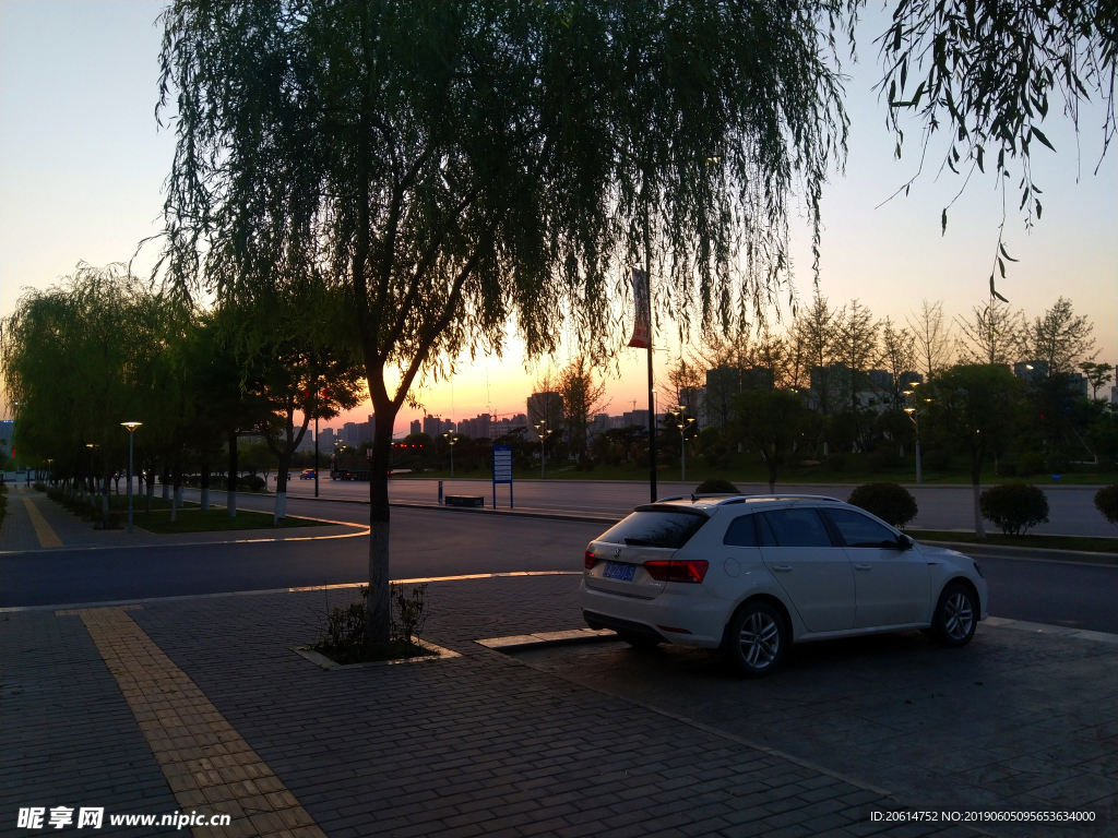 夕阳下的城市风景