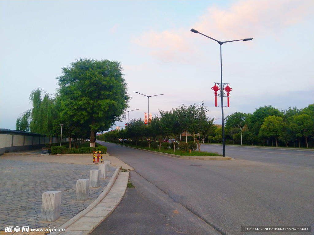 空荡荡的城市街道