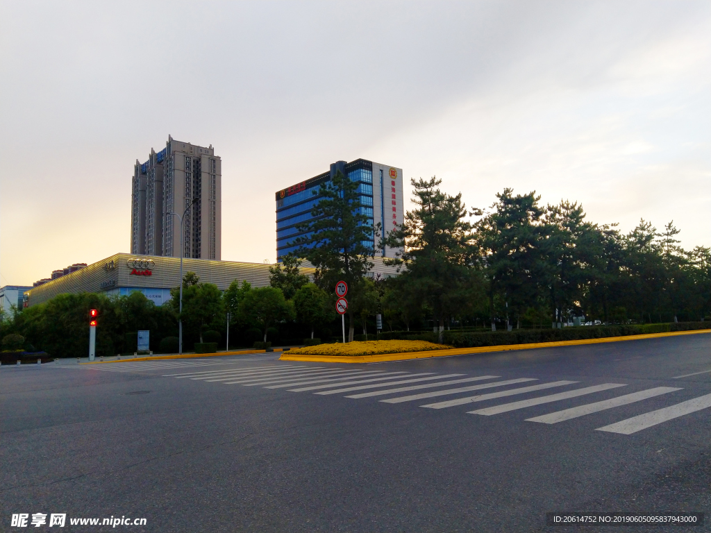 日暮下的城市风景