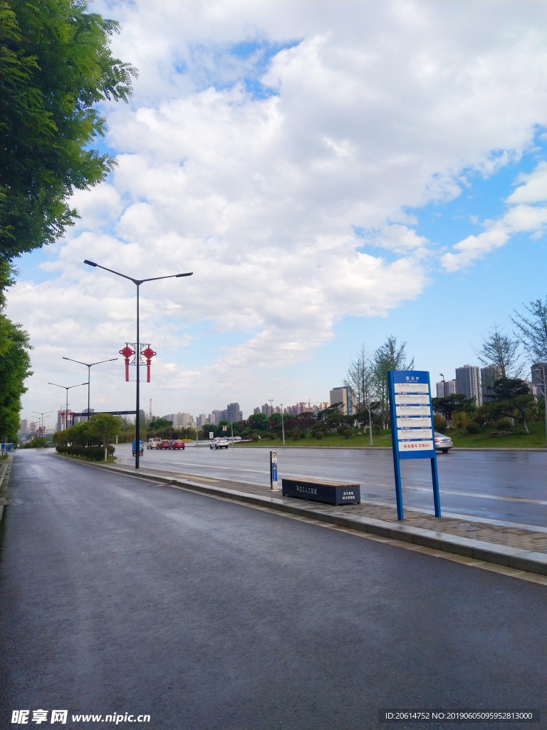 蓝天下的城市道路风景