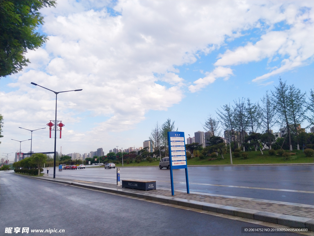 蓝天下的城市道路风景