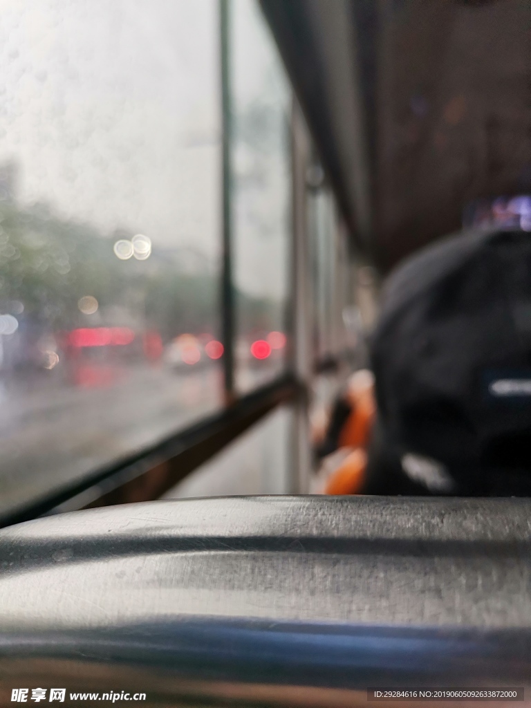 繁华喧闹公交车都市风景雨天