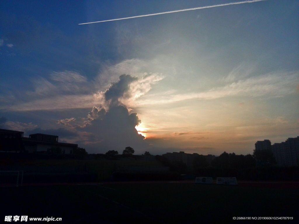 操场上空的夕阳