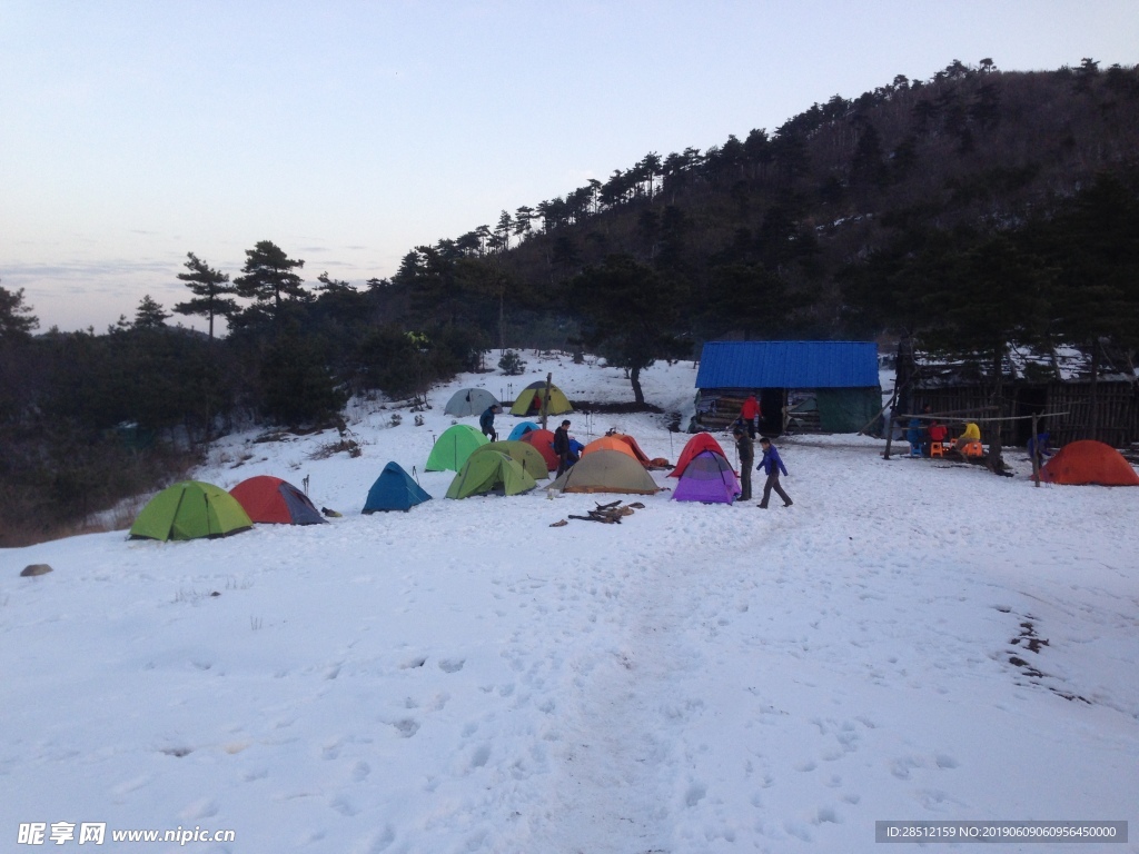 雪季露营树帐篷雪