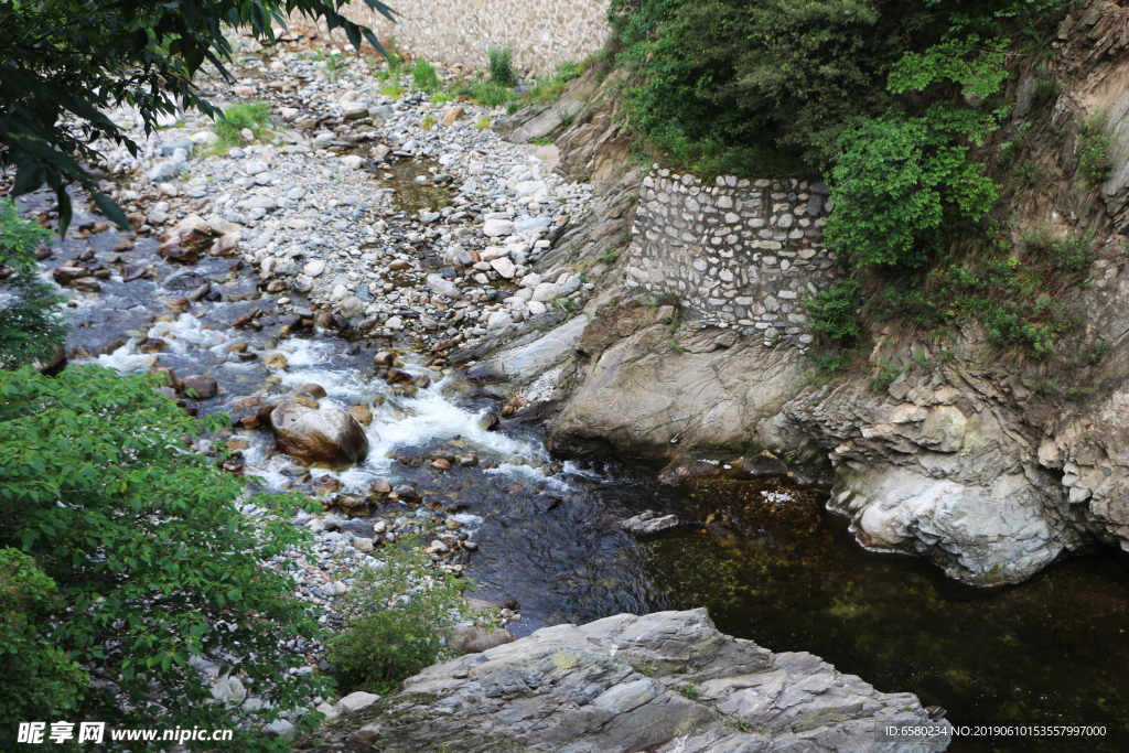 山间小溪