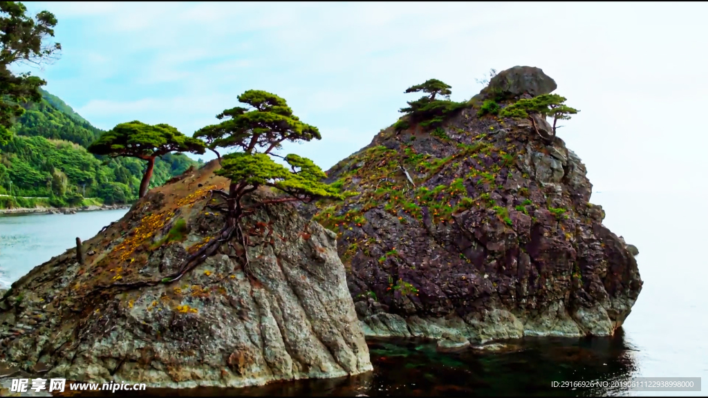 湖边小山