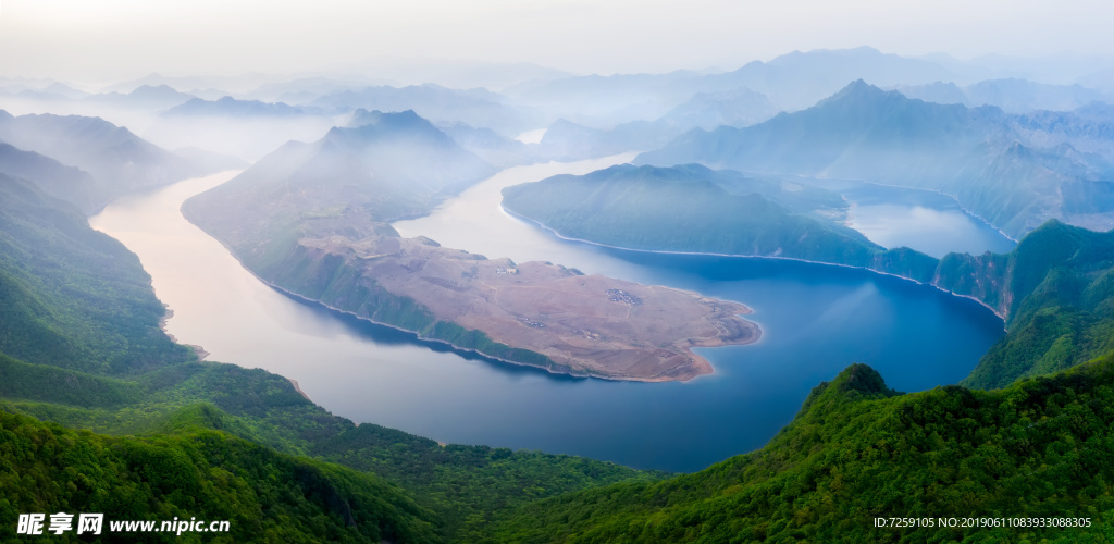 云雾缭绕山水风光