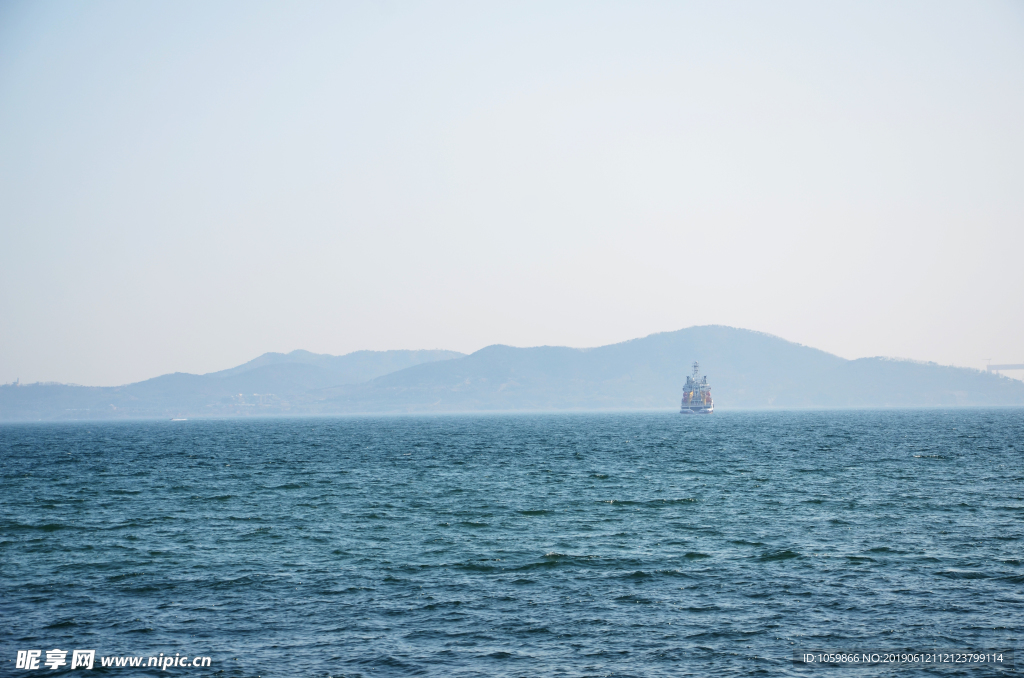 平静海面船只