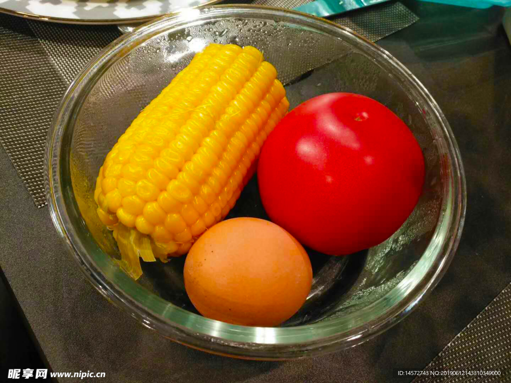 玉米西红柿鸡蛋摄影图