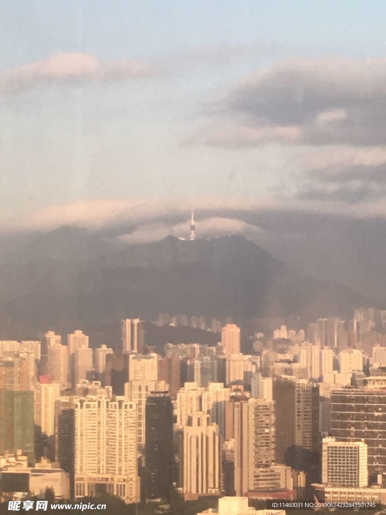 山顶上的电塔云雾