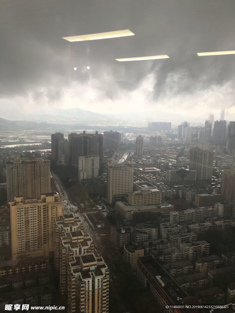 大暴雨来临前夕乌云密布