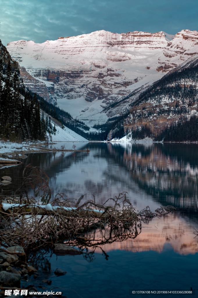 湖泊雪山