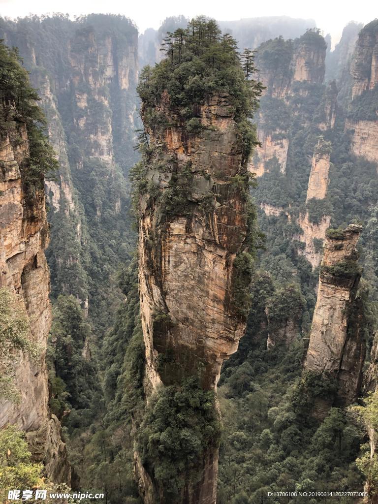 奇峻山峰