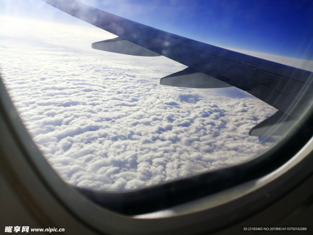 蓝天白云云端飞机机翼摄影图高清摄影大图-千库网