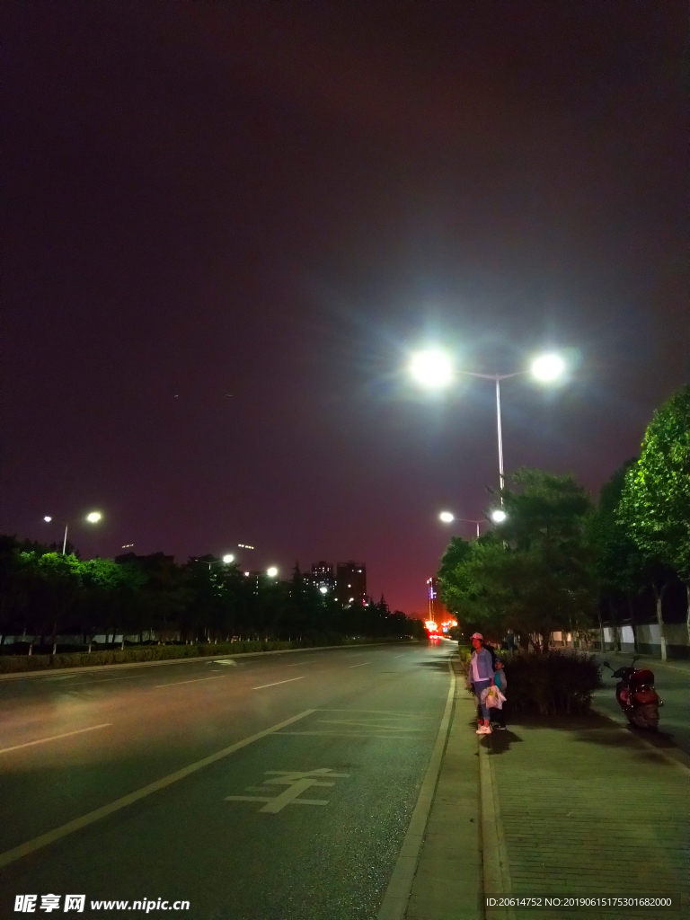夜色下的城市街道