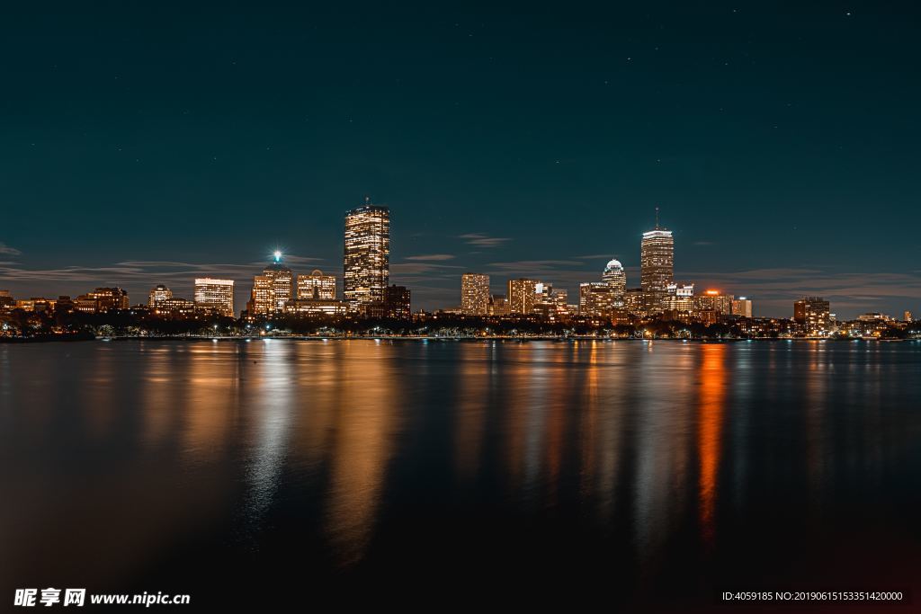 建筑夜景倒影