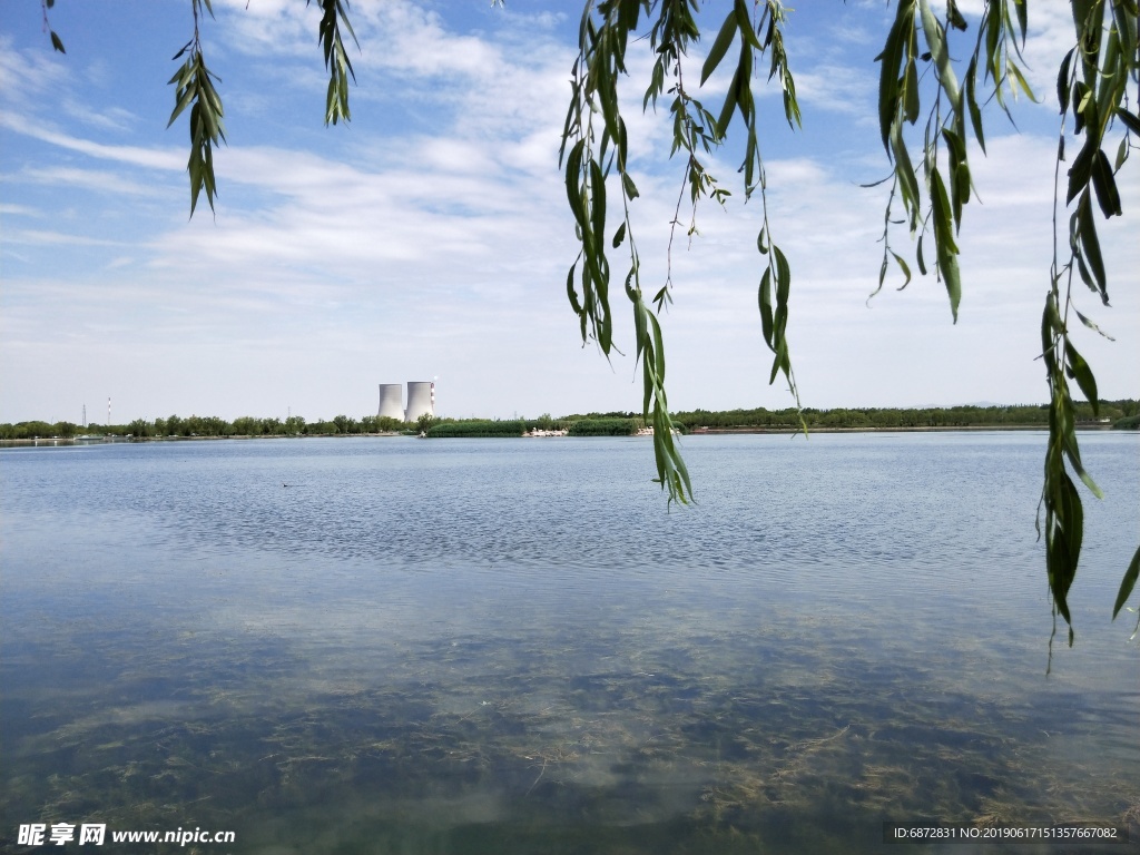 蓝天白云 绿树成荫 湖水清澈