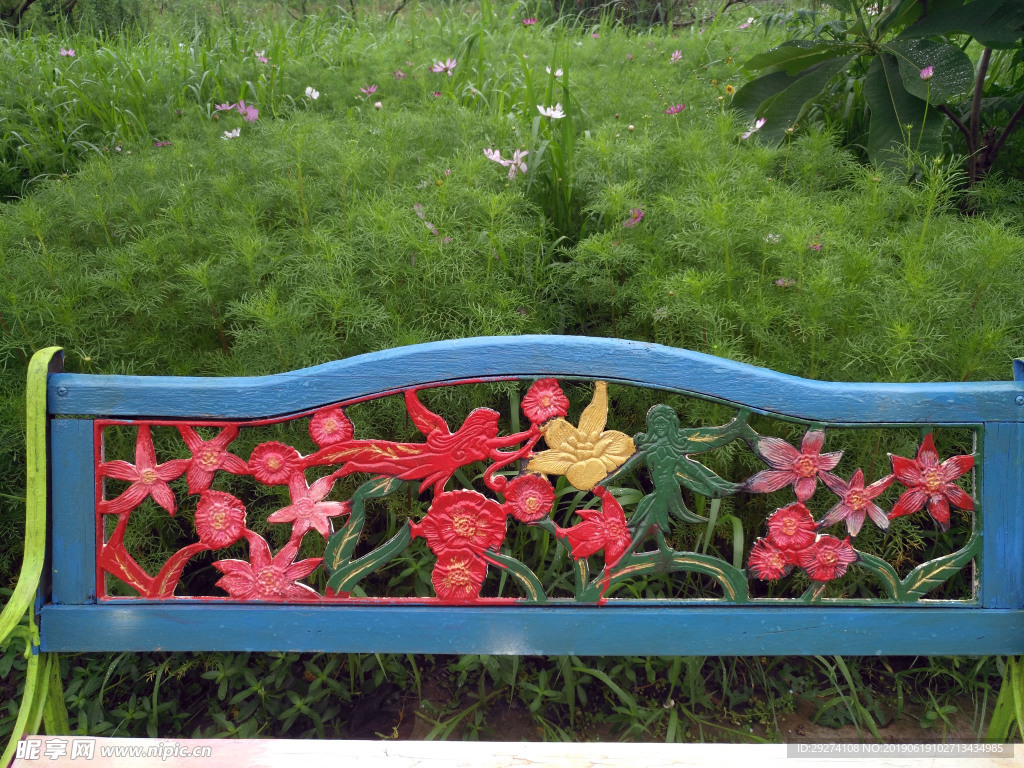 花纹雕刻长椅