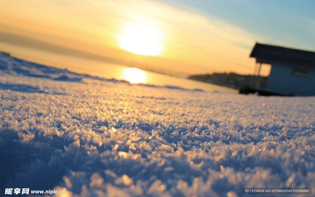 雪地夕阳木屋