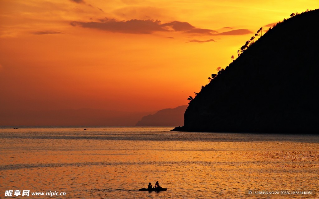 山高海深夕阳如画