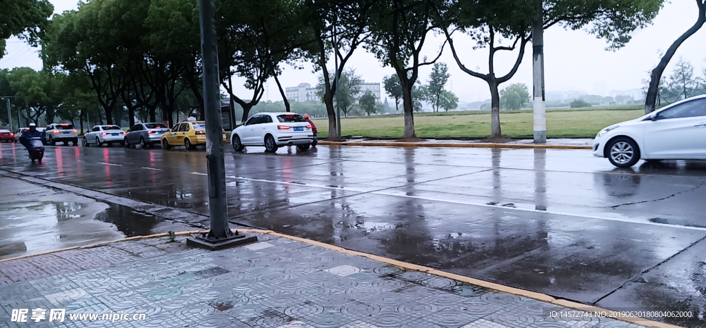 雨后街景摄影图