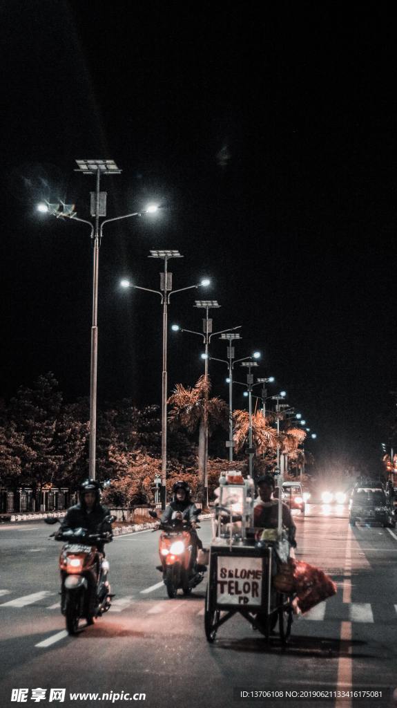 夜晚道路