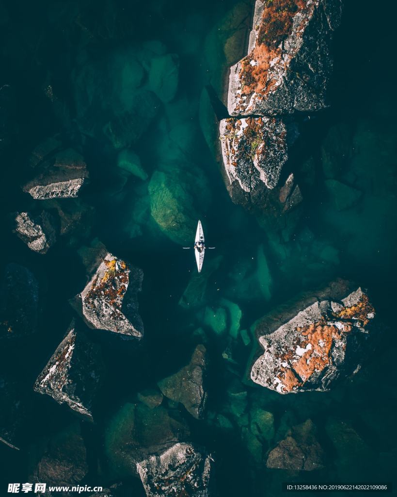 海边礁石独木舟