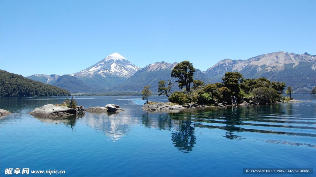 山水风光池塘水面