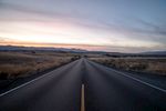 夕阳下的马路