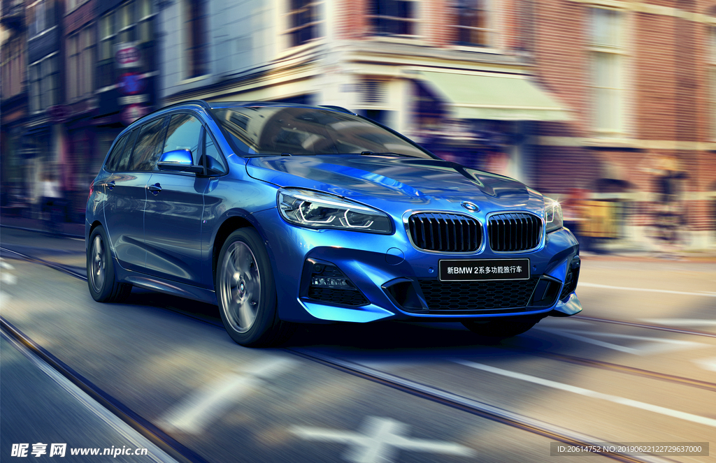 疾驰的BMW汽车