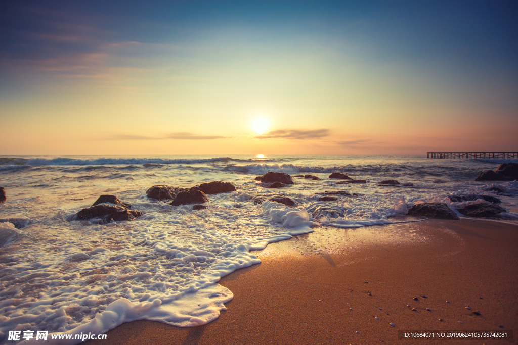 夕阳下的海浪