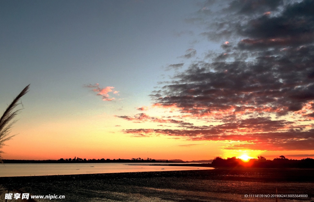 新西兰海滨夕阳风光