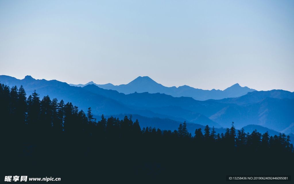 蓝色群山松林天空