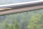 铁栏水滴
