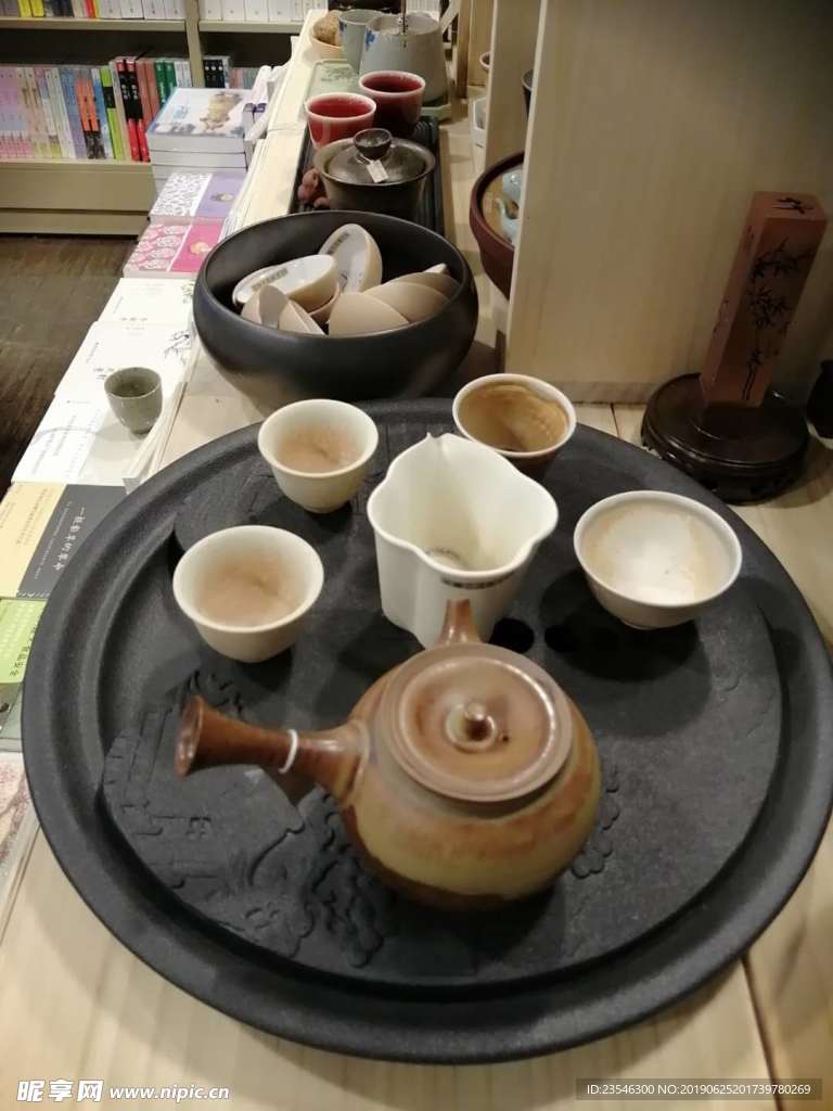 茶具和盘子