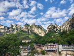 蓝天白云与奇山