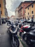 意大利罗马街道上的摩托车