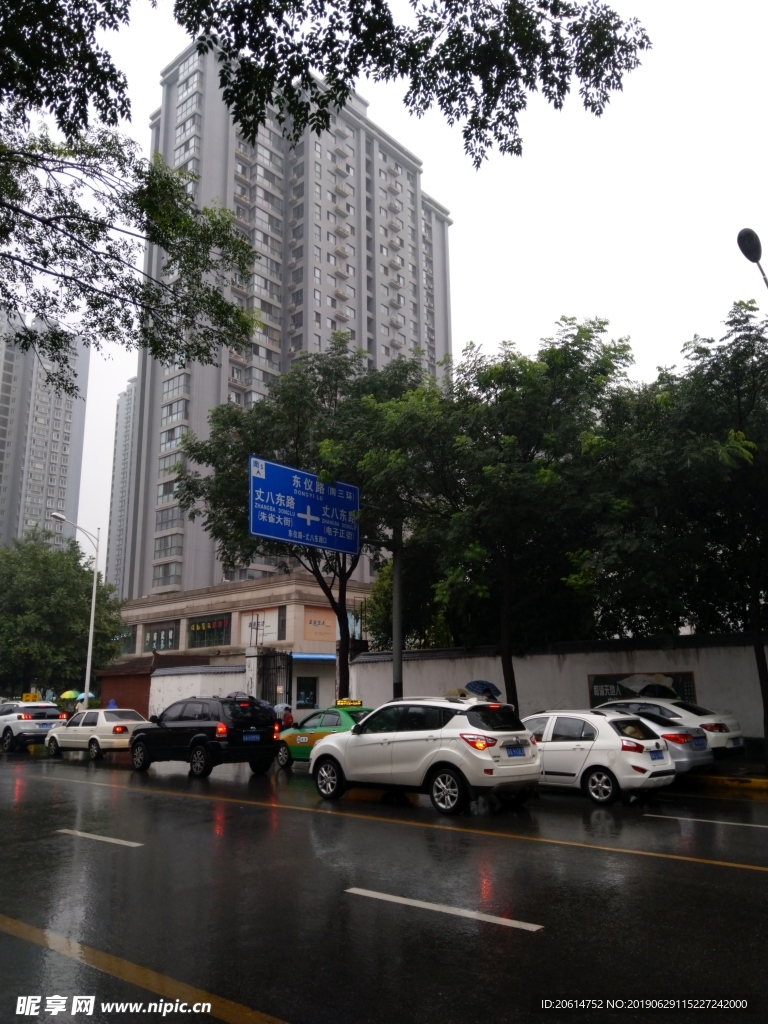 雨天的城市街道