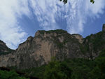 蓝天奇石山峰摄影图