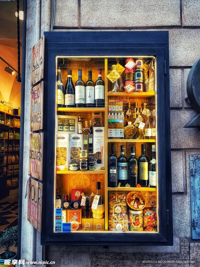 意大利罗马街边时尚色彩酒橱窗